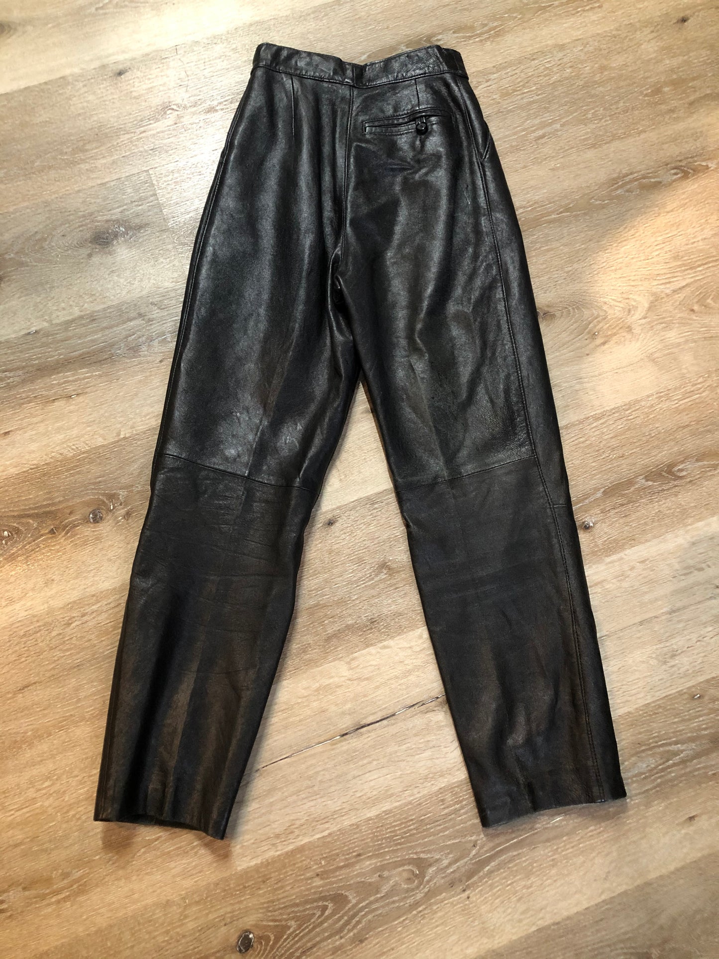 Kingspier Vintage - Black leather highrise pleated pants with tapered leg and front pockets