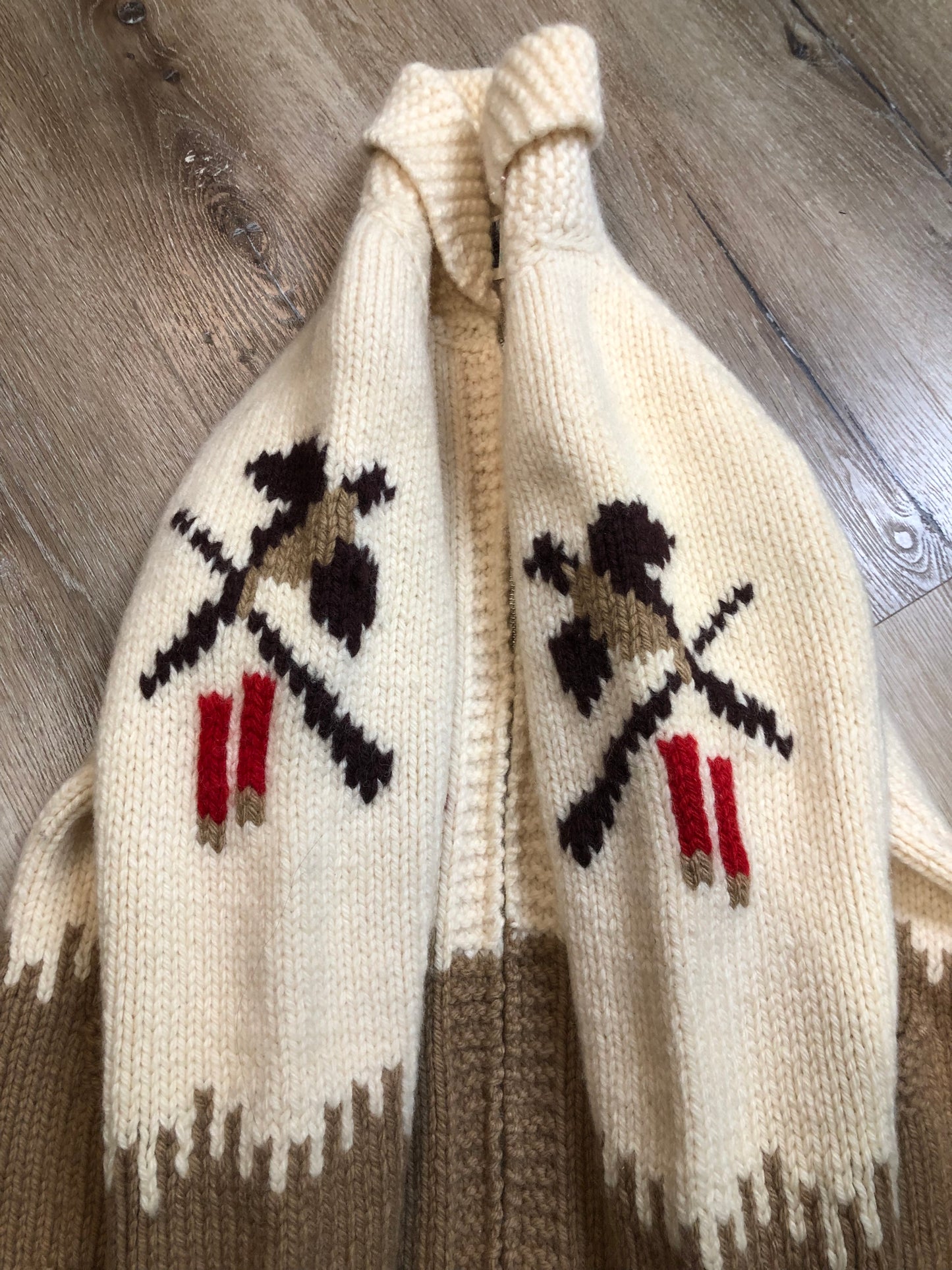 Kingspier Vintage - Vintage deadstock Mary Maxim 100$ wool cardigan. This cardigan features a pheasant hunting motif, two front pockets and a zipper closure.