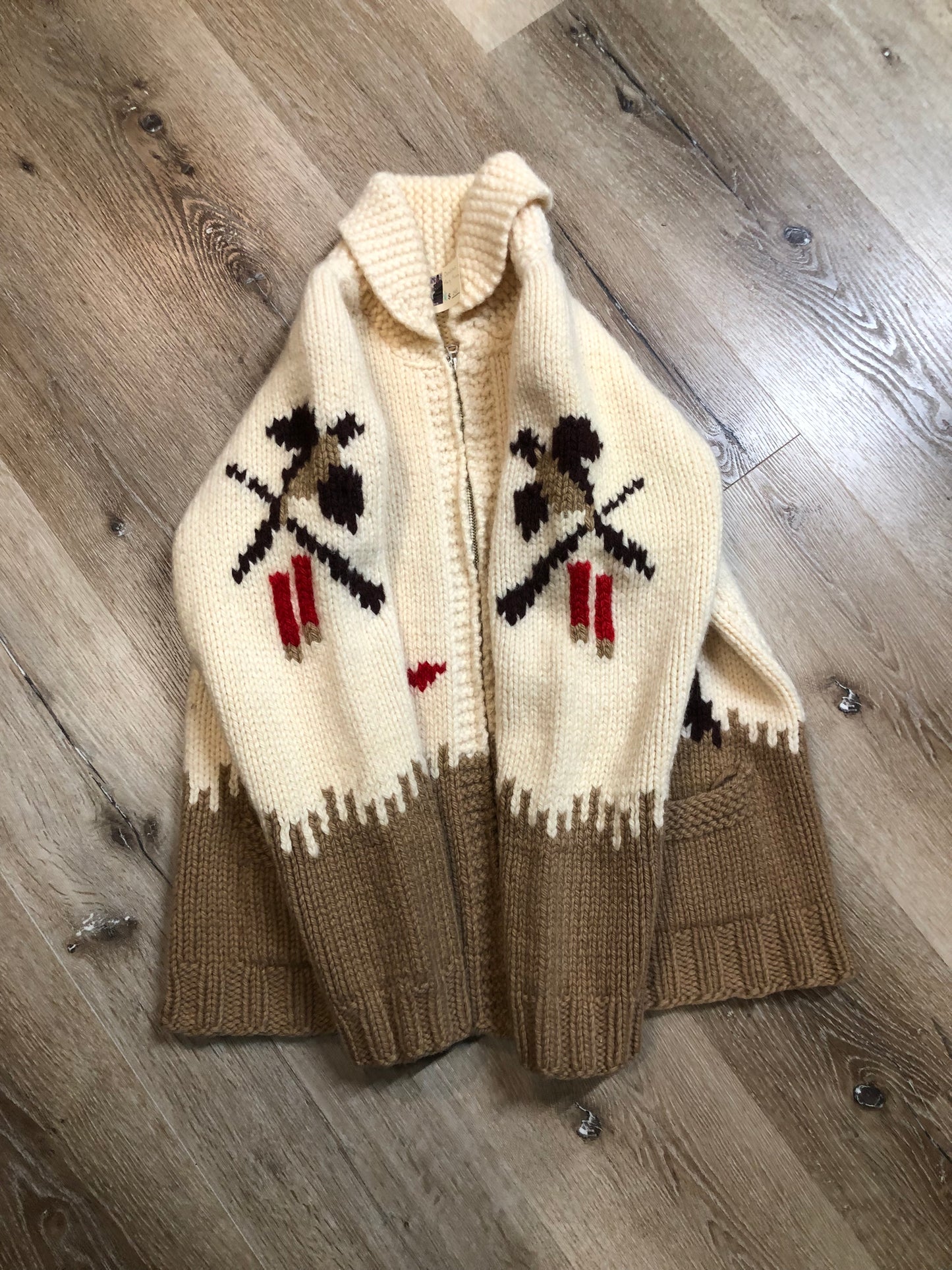 Kingspier Vintage - Vintage deadstock Mary Maxim 100$ wool cardigan. This cardigan features a pheasant hunting motif, two front pockets and a zipper closure.