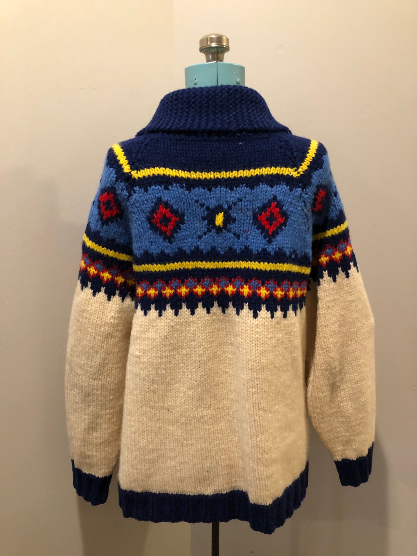 Kingspier Vintage - Vintage handmade Mary Maxim 100% wool cardigan features a vibrant cowichan style design, two front pockets and a zipper closure.

Made in Dartmouth, Nova scotia.
Size large.