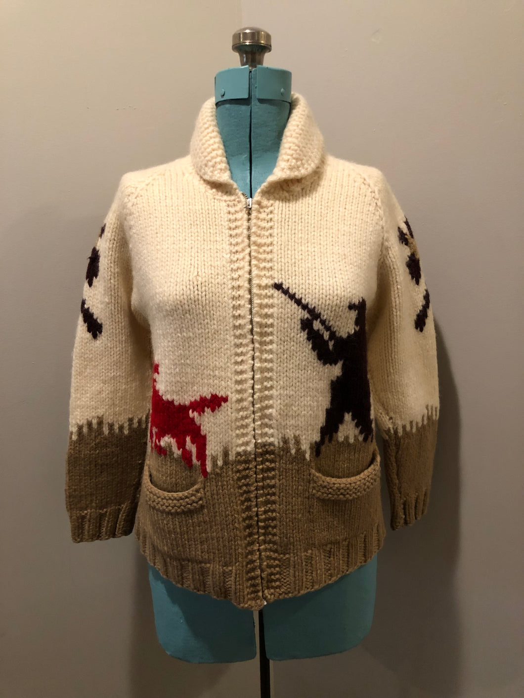Kingspier Vintage - Vintage deadstock Mary Maxim 100$ wool cardigan. This cardigan features a pheasant hunting motif, two front pockets and a zipper closure.