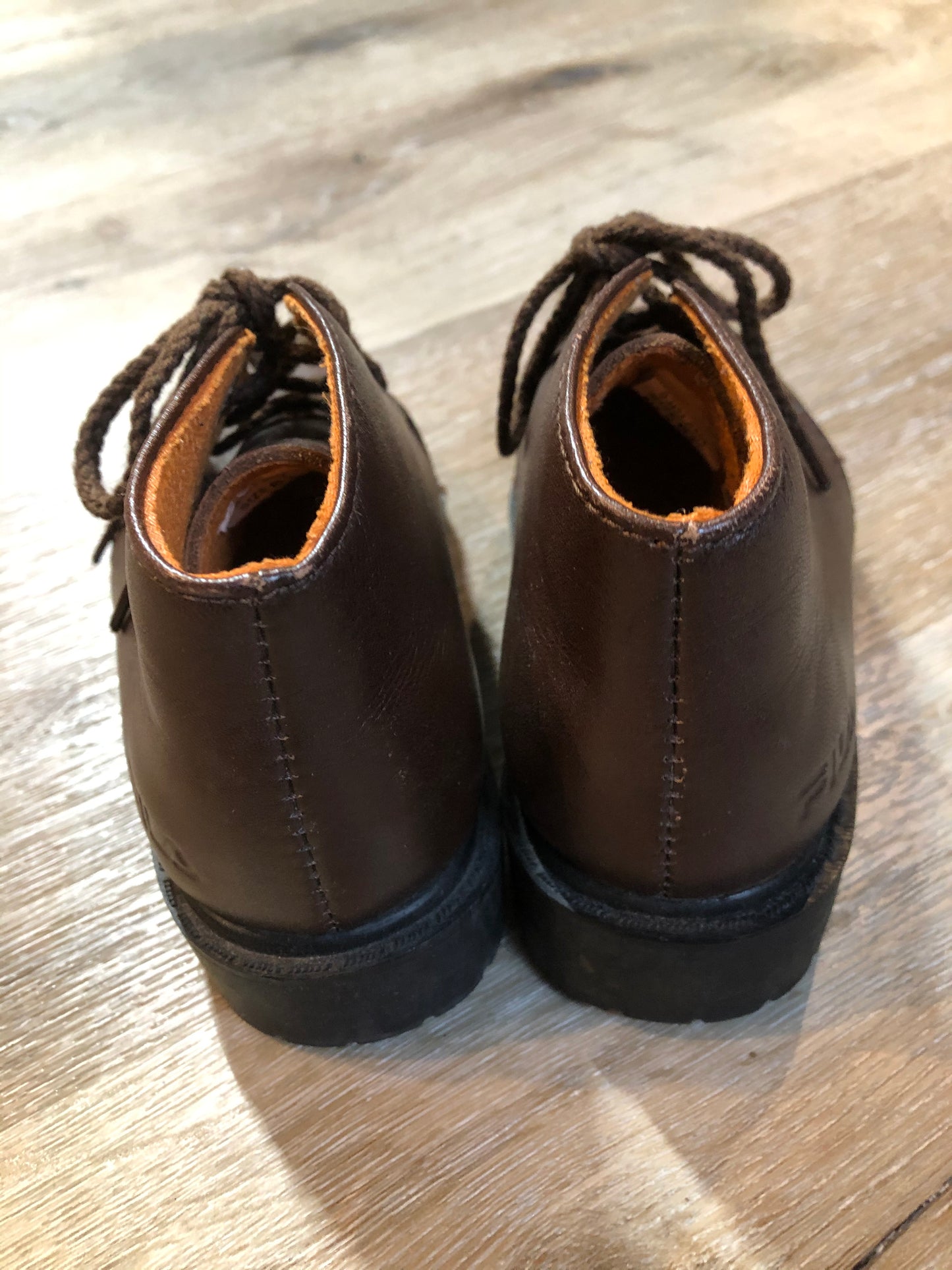 Kingspier Vintage - Fila brown leather boots.

 Size 8.5 Toddler

Shoes are in excellent condition.