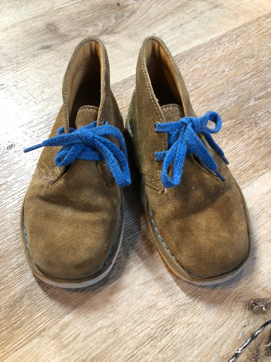 Kingspier Vintage - Clarks Originals tan suede two eyelet desert boots with crepe sole.

Size 8 Toddlers

Shoes are in excellent condition.