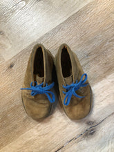 Load image into Gallery viewer, Kingspier Vintage - Clarks Originals tan suede two eyelet desert boots with crepe sole.

Size 8 Toddlers

Shoes are in excellent condition.

