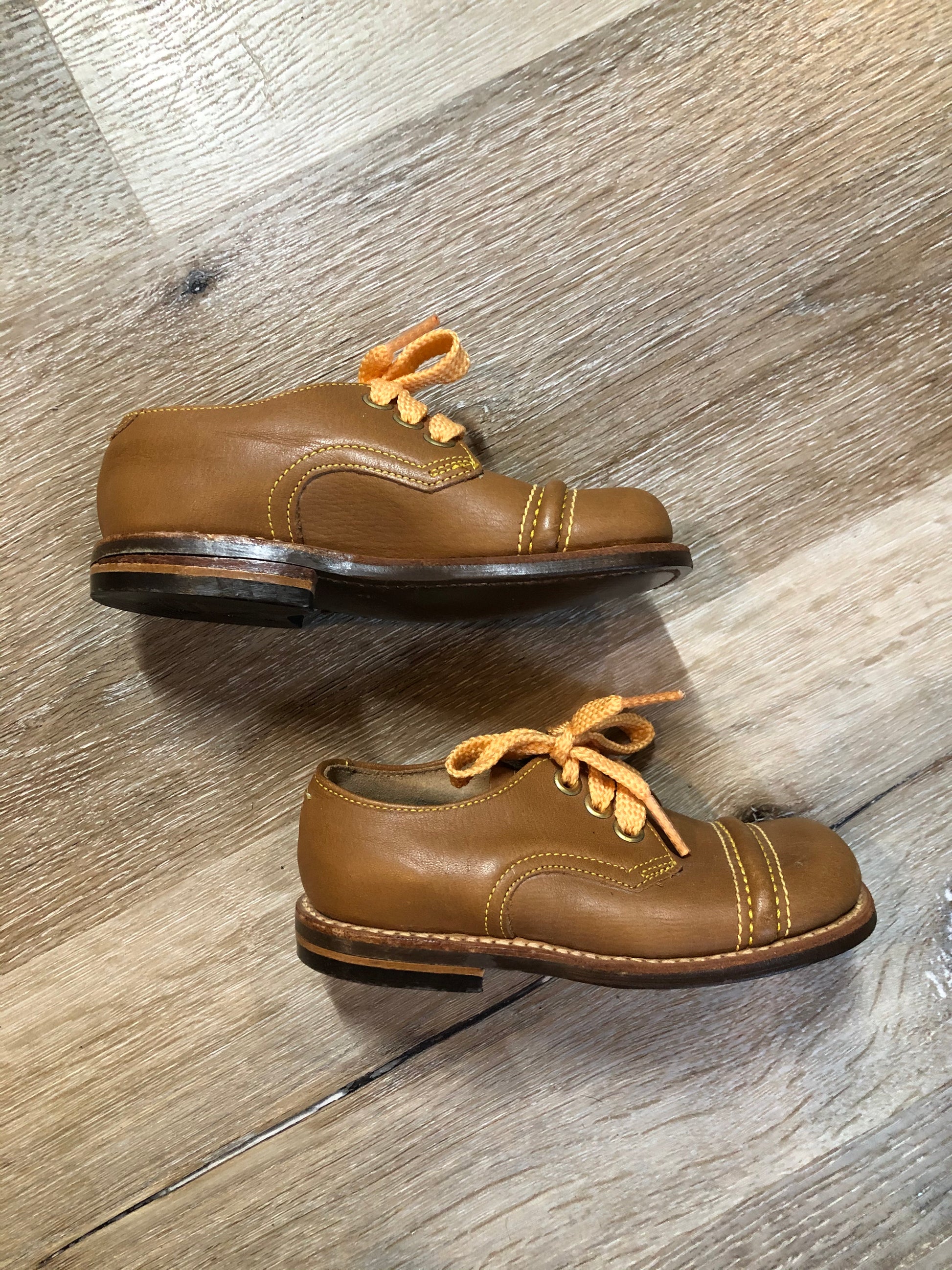 Kingspier Vintage - Child life three eyelet leather shoes.

Size 6 Toddlers

Shoes are in excellent condition.