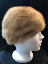 Load image into Gallery viewer, Kingspier Vintage - Vintage blonde fur hat looks like it could be mink. Interior lined in brown floral embroidered nylon mesh. Size small.

This hat is in excellent condition.
