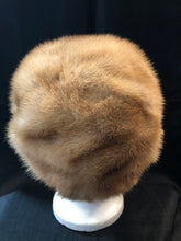 Load image into Gallery viewer, Kingspier Vintage - Vintage blonde fur hat looks like it could be mink. Interior lined in brown floral embroidered nylon mesh. Size small.

This hat is in excellent condition.
