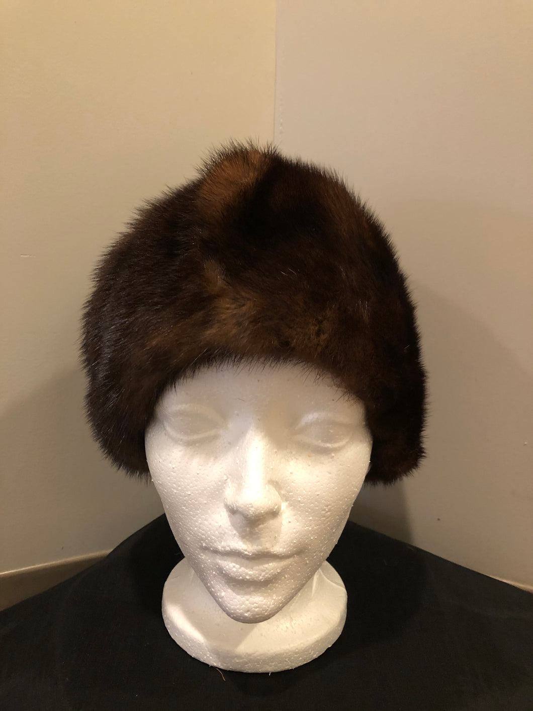 Kingspier Vintage - Vintage dark brown fur hat. Interior is lined .Size small.

This hat is in excellent condition.