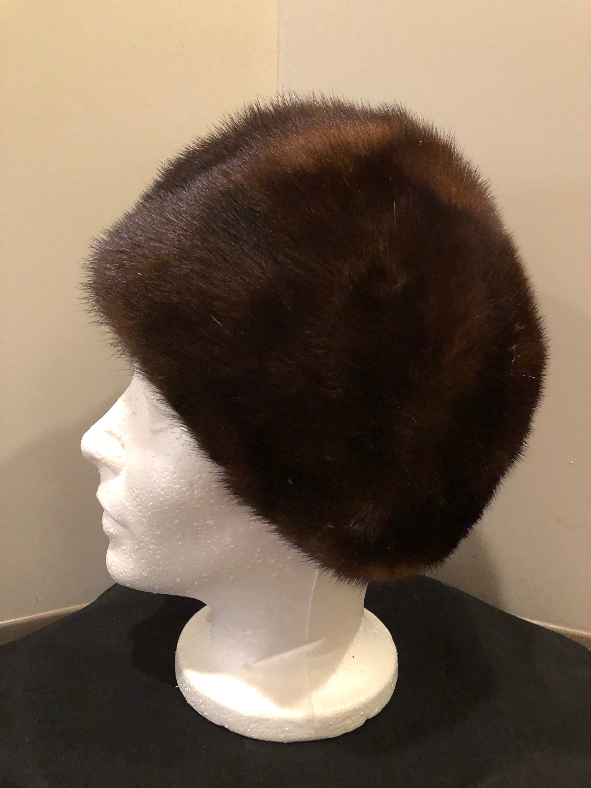 Kingspier Vintage - Vintage dark brown fur hat. Interior is lined .Size small.

This hat is in excellent condition.