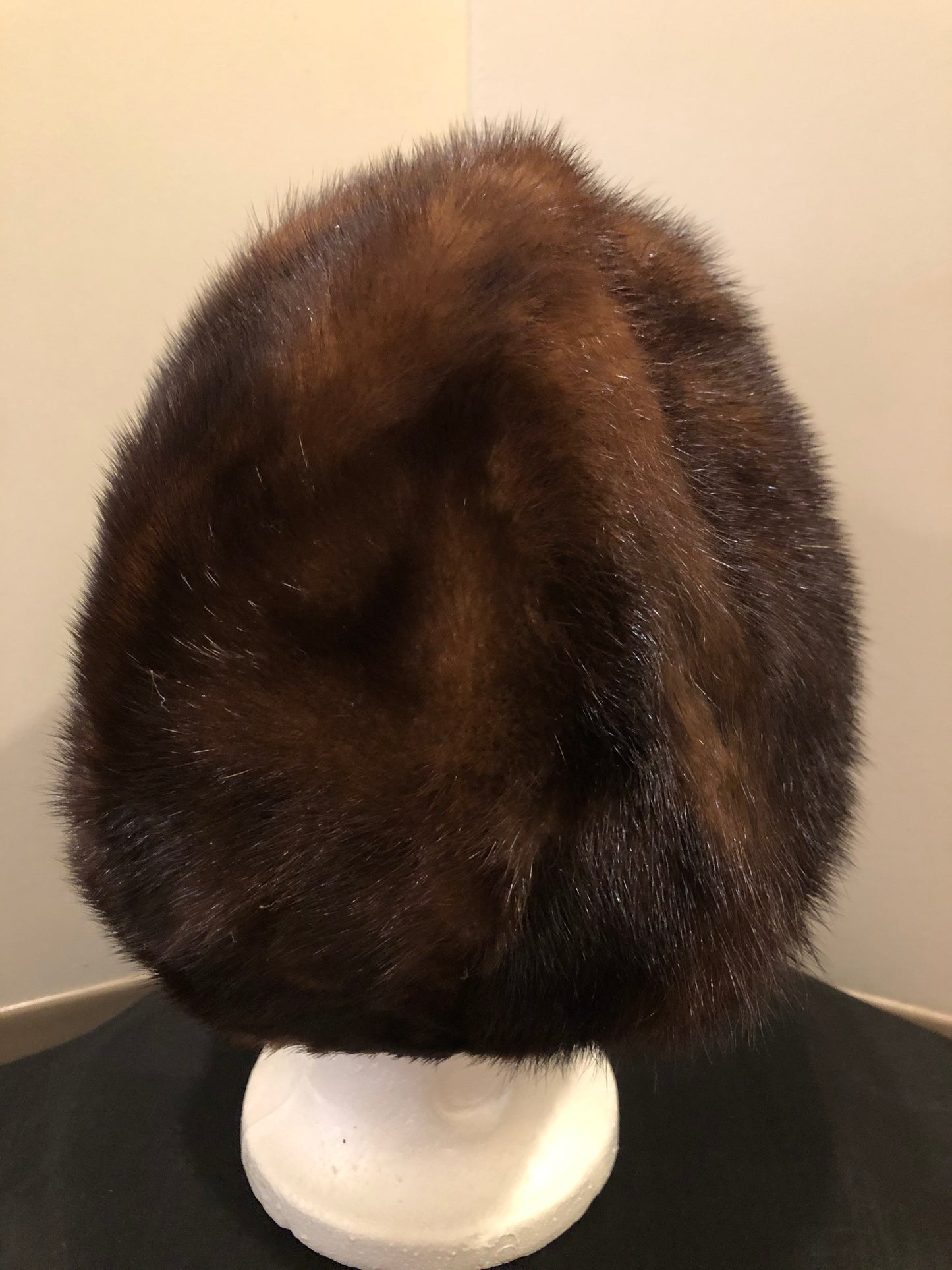 Kingspier Vintage - Vintage dark brown fur hat. Interior is lined .Size small.

This hat is in excellent condition.