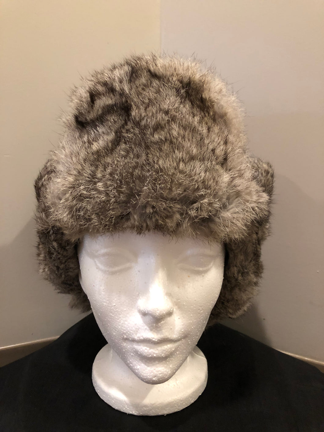 Kingspier Vintage - Vintage Crown Cap grey rabbit fur and navy wool blend trapper hat with quilted lining. Made in Manitoba, Canada. Size Medium.

This hat is in excellent condition.