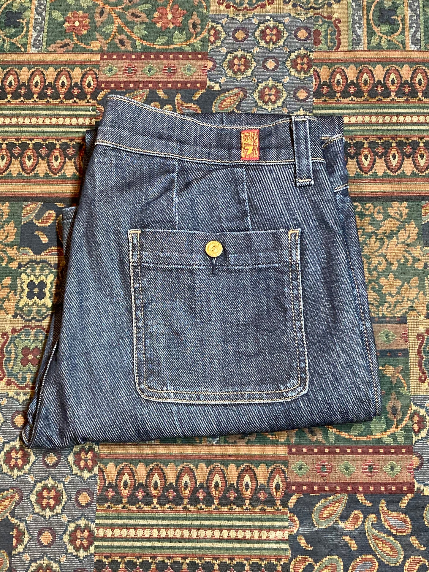 Kingspier Vintage -7 For All Mankind Denim Jeans - 30”x31”

Style P257080U-080U

Low rise

Slim cut

Dark wash

Brass buttons and details

98% Cotton/ 2% Lycra

Made in USA