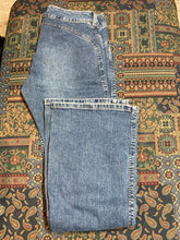 Load image into Gallery viewer, Kingspier Vintage - Silver Jeans - 30”x31”

Low rise

Slight flare

Medium wash

98% Cotton/ 2% Lycra

Made in Canada
