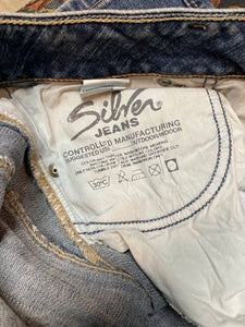 Kingspier Vintage - Silver Jeans - 30”x31”

Low rise

Slight flare

Medium wash

98% Cotton/ 2% Lycra

Made in Canada