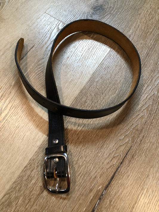 Kingspier Vintage - Skinny black leather belt with silver hardware.
