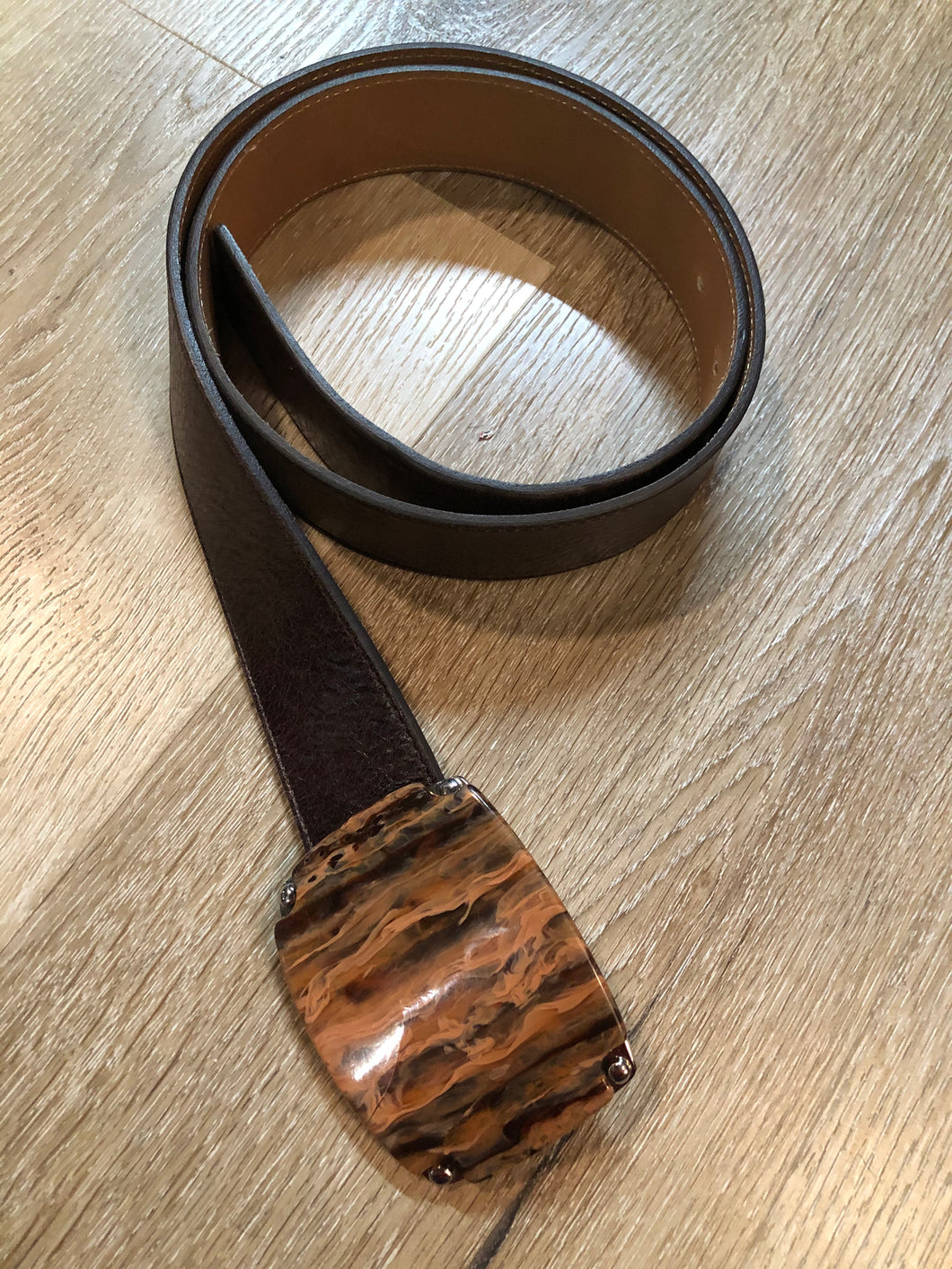 Kingspier Vintage - Dark brown textured leather belt with large marble look resin buckle.