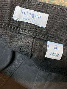 Kingspier Vintage - Halogen Denim Jeans - 26”x29”

Size 0

Zip fly

Low rise

Slight flare

Black wash

100% Cotton

Made in Canada