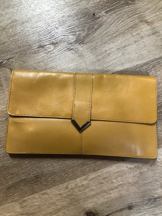 Kingspier Vintage - Tan leather clutch with brass hardware and snap closure.