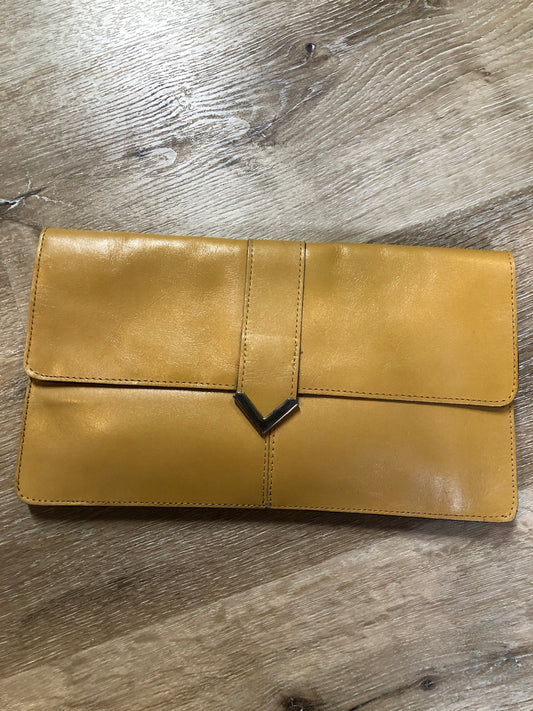 Kingspier Vintage - Tan leather clutch with brass hardware and snap closure. 
