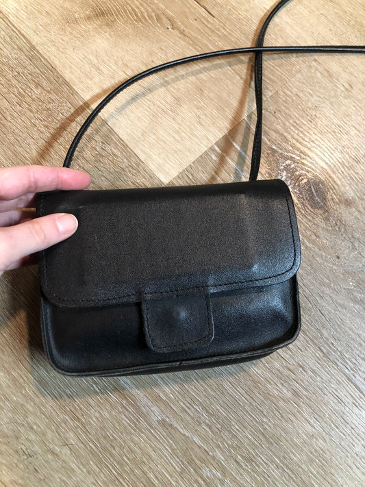 Kingspier Vintage - Small black leather crossbody bag with 
two inside compartments and a small inside mirror.

Length - 6.5”
Width - 2”
Height - 5”
Strap - 45”

This purse is in great condition.