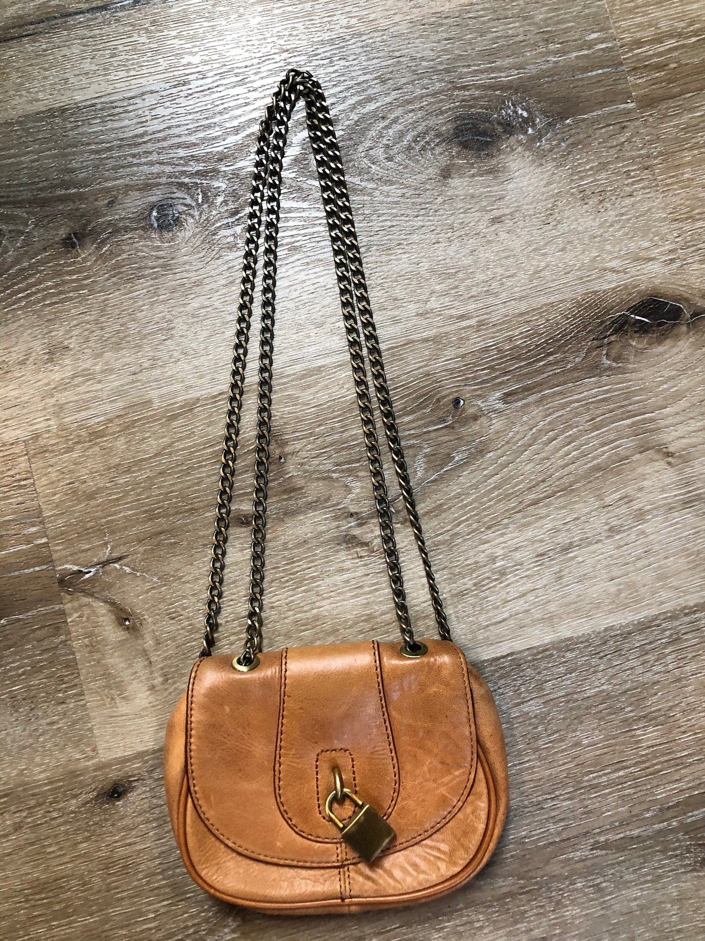 Kingspier Vintage - Banana Republic small light brown crossbody bag, lock detail, front flap with snap closure and adjustable chain strap.
