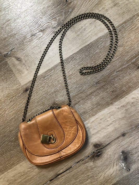 Kingspier Vintage - Banana Republic small light brown crossbody bag, lock detail, front flap with snap closure and adjustable chain strap.
