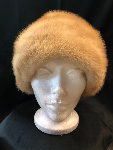 Kingspier Vintage - Morgan’s blonde fur hat with pink satin like lining 

Circumference - 21”

This hat is in excellent condition.