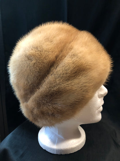 Kingspier Vintage - Morgan’s blonde fur hat with pink satin like lining 

Circumference - 21”

This hat is in excellent condition.