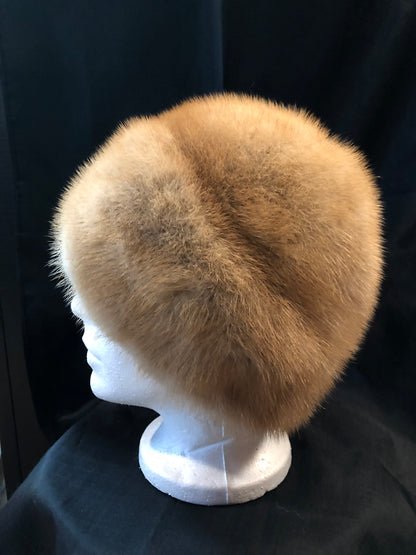 Kingspier Vintage - Morgan’s blonde fur hat with pink satin like lining 

Circumference - 21”

This hat is in excellent condition.