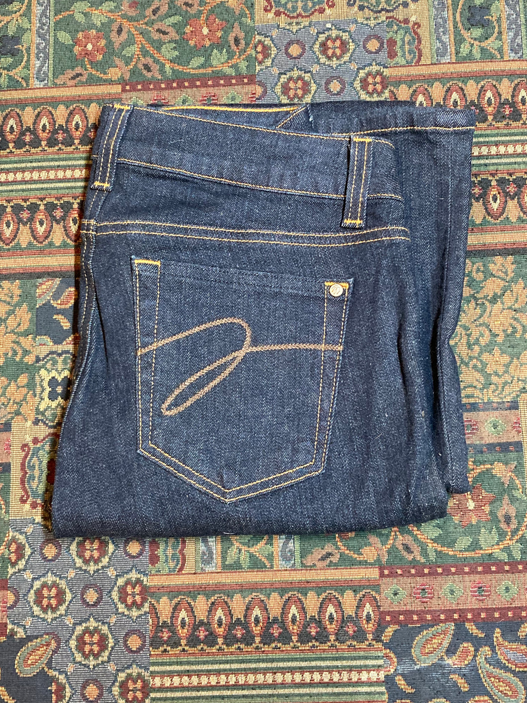 Kingspier Vintage - Miracle Body Denim Jeans - 28”x33.5”

Size 4

Low rise

Flared leg

98% cotton/ 2% Spandex

Made in USA