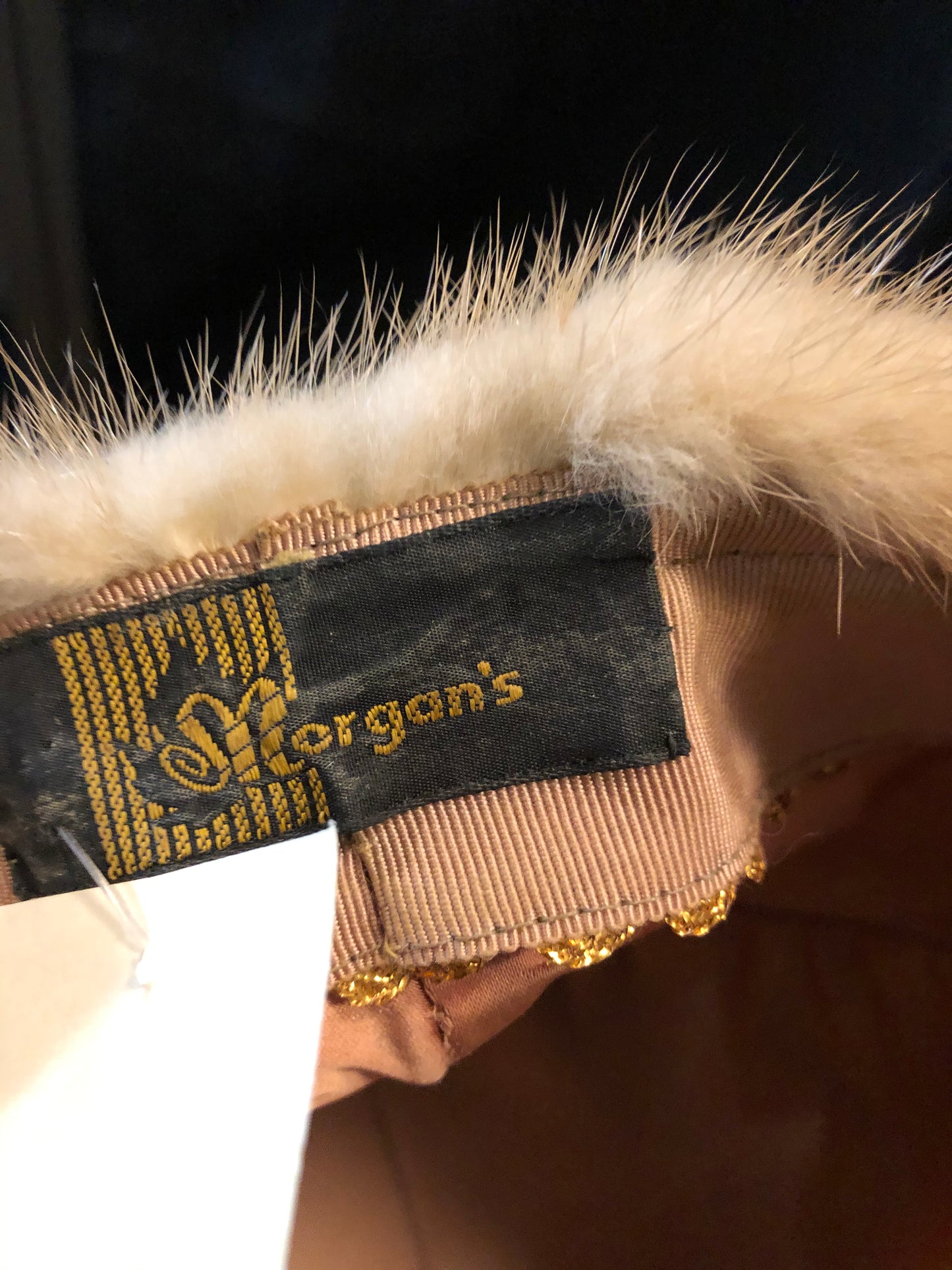 Kingspier Vintage - Morgan’s blonde fur hat with pink satin like lining 

Circumference - 21”

This hat is in excellent condition.