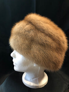 Kingspier Vintage - Vintage blonde fur hat with interior lined in brown floral embroidered nylon mesh. Union made in Canada.

Circumference - 21”

Hat is in excellent condition.