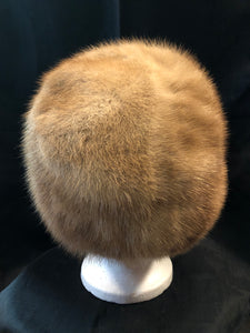 Kingspier Vintage - Vintage blonde fur hat with interior lined in brown floral embroidered nylon mesh. Union made in Canada.

Circumference - 21”

Hat is in excellent condition.