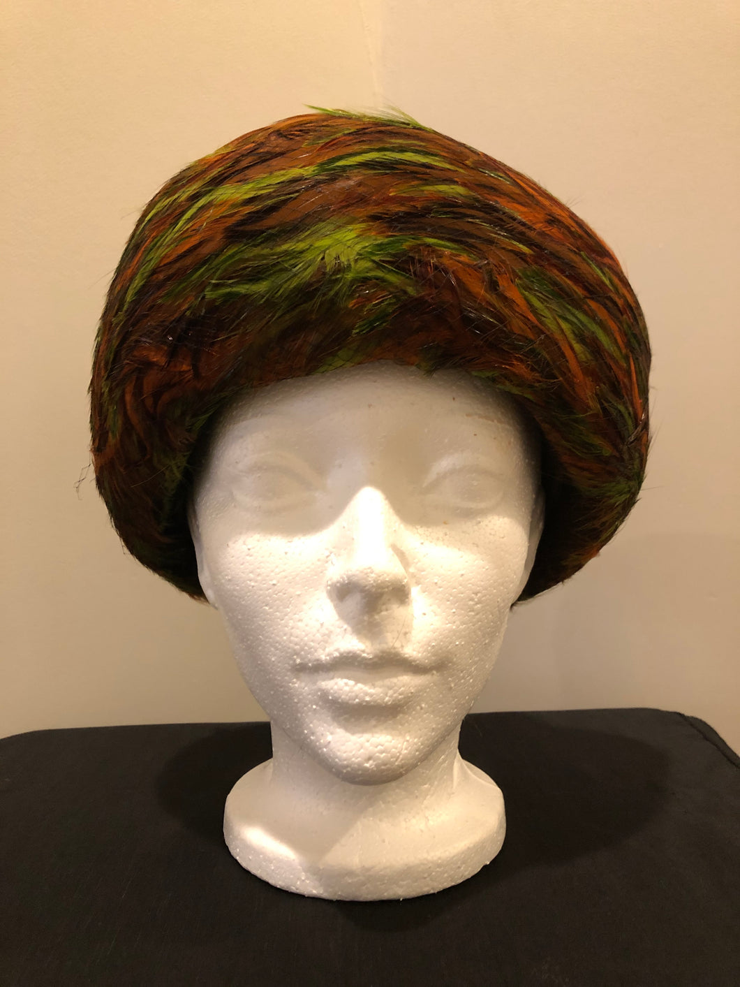 Kingspier Vintage - Lilly Dache Debs brown felt hat with green and orange feathered brim.

Circumference - 21”\

Hat is in excellent vintage condition.