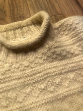 Load image into Gallery viewer, Kingspier Vintage - Vintage Romney South American style crewneck sweater in cream.

Size large.
