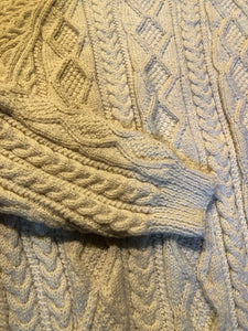 Kingspier Vintage - Vintage hand-knit fisherman style cream coloured crewneck sweater.
Fibers unknown.
Size XL.