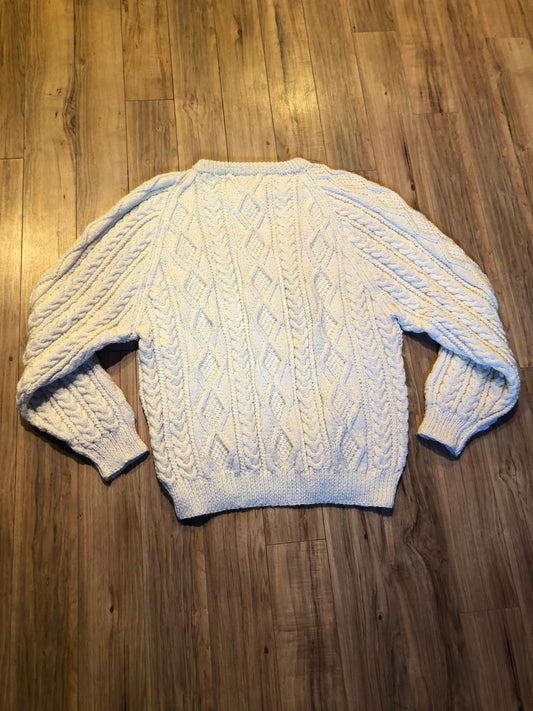 Kingspier Vintage - Vintage hand-knit fisherman style cream coloured crewneck sweater.
Fibers unknown.
Size XL.