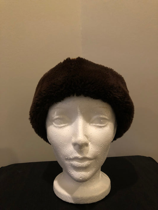 Kingspier Vintage - Brown suede and shorn beaver hat with knit ear warmers and quilted lining.
Circumference - 20”
Hat is in good condition.