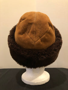 Kingspier Vintage - Brown suede and shorn beaver hat with knit ear warmers and quilted lining.

Circumference - 20”

Hat is in good condition.