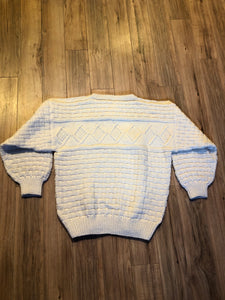 Kingspier Vintage - Vintage hand-knit cream coloured crewneck sweater made with synthetic fibers.

Size medium/ large.