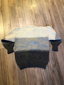 Kingspier Vintage - Vintage hand-knit crewneck sweater in natural wool colours.

Size small/ medium.
