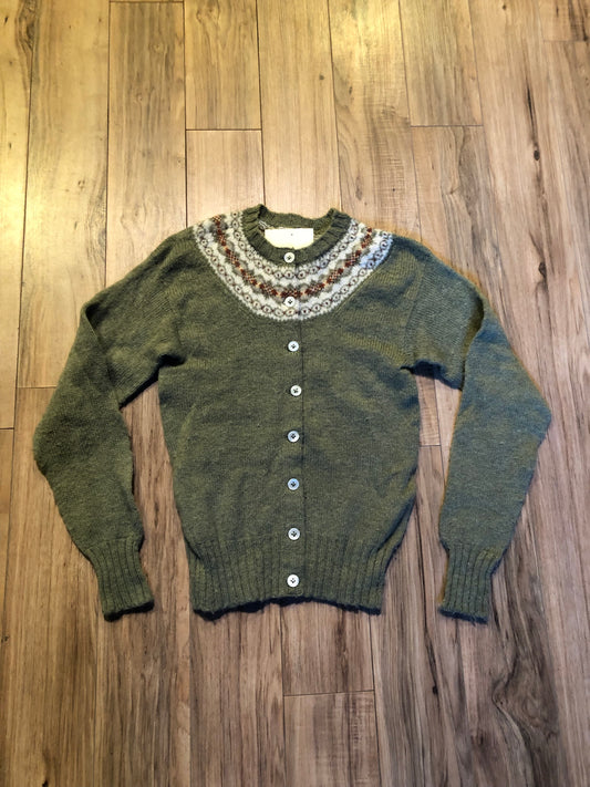 Kingspier Vintage - Vintage hand-knit Shetlander sweater by the English Shops, Made with 100% Scottish wool.

Made in Bermuda.
Size XS.