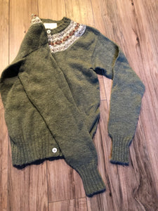 Kingspier Vintage - Vintage hand-knit Shetlander sweater by the English Shops, Made with 100% Scottish wool.

Made in Bermuda.
Size XS.