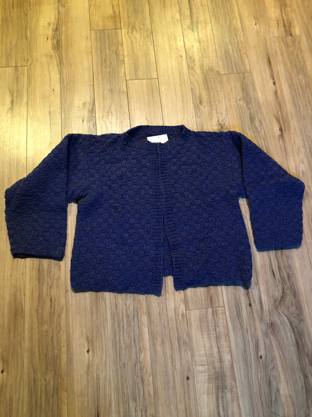 Kingspier Vintage - Vintage hand-knit purple wool short cardigan with no closures.

Size medium.