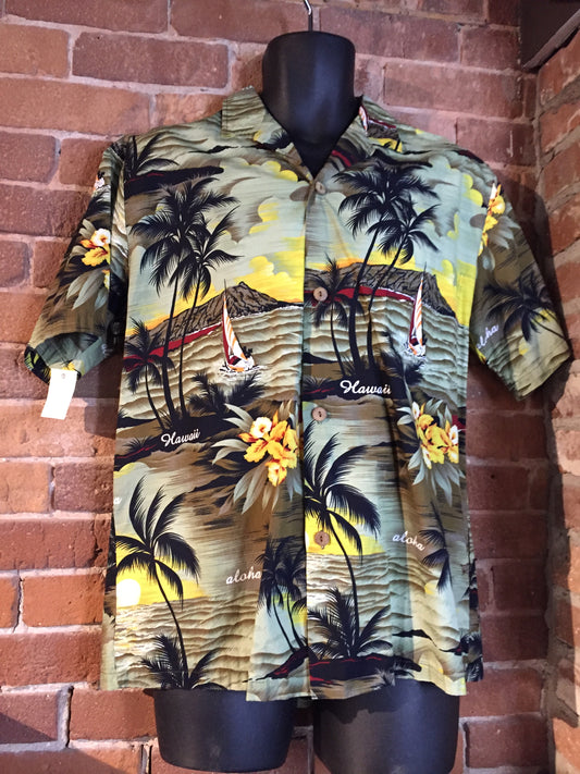 Kingspier Vintage - Royal Creations button up Hawaiian shirt. Made in Hawaii. Mens size large.
