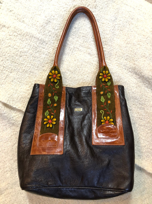 Kingspier Vintage - Renzo Costa leather bag with embroidered flower details and three inside compartments. Made in Peru.
Length - 12”
Width - .5”
Height - 11.5”
Strap - 19”
This purse is in excellent condition.