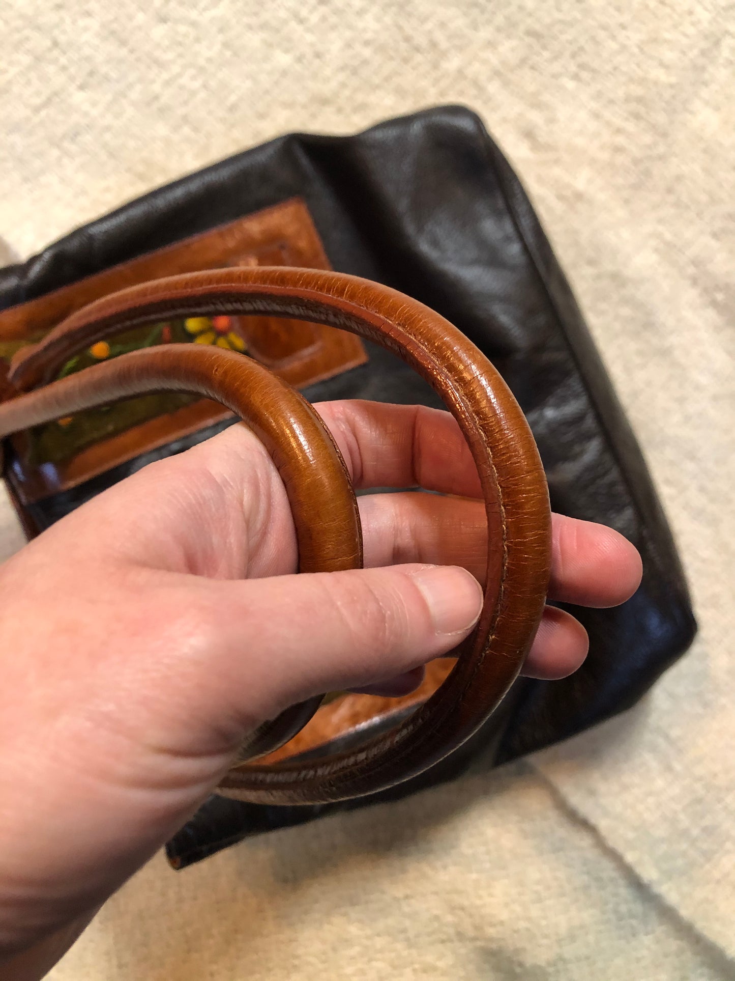 Kingspier Vintage - Renzo Costa leather bag with embroidered flower details and three inside compartments. Made in Peru.

Length - 12”
Width - .5”
Height - 11.5”
Strap - 19”

This purse is in excellent condition.