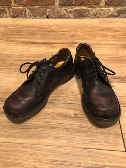 Kingspier vintage - Vintage Doc Martens three eyelet lace up shoe with ox blood and black leather upper, square toe and air wair sole.
Size UK 4, US Womens 6, EUR 37