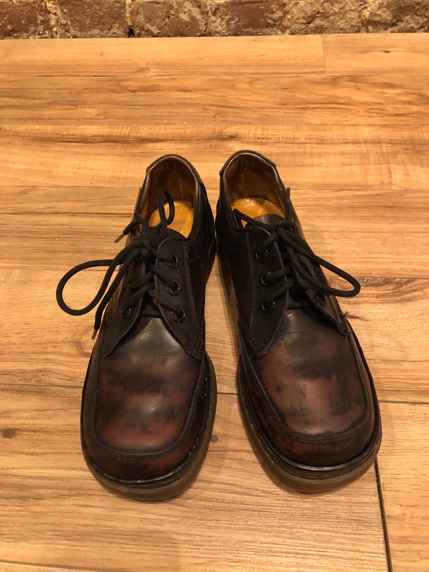 Kingspier vintage - Vintage Doc Martens three eyelet lace up shoe with ox blood and black leather upper, square toe and air wair sole.
Size UK 4, US Womens 6, EUR 37