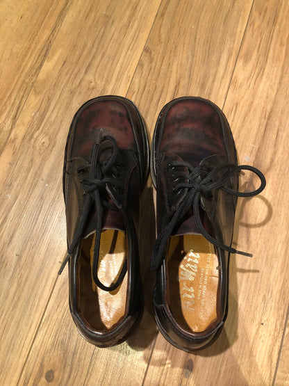 Kingspier vintage - Vintage Doc Martens three eyelet lace up shoe with ox blood and black leather upper, square toe and air wair sole.
Size UK 4, US Womens 6, EUR 37